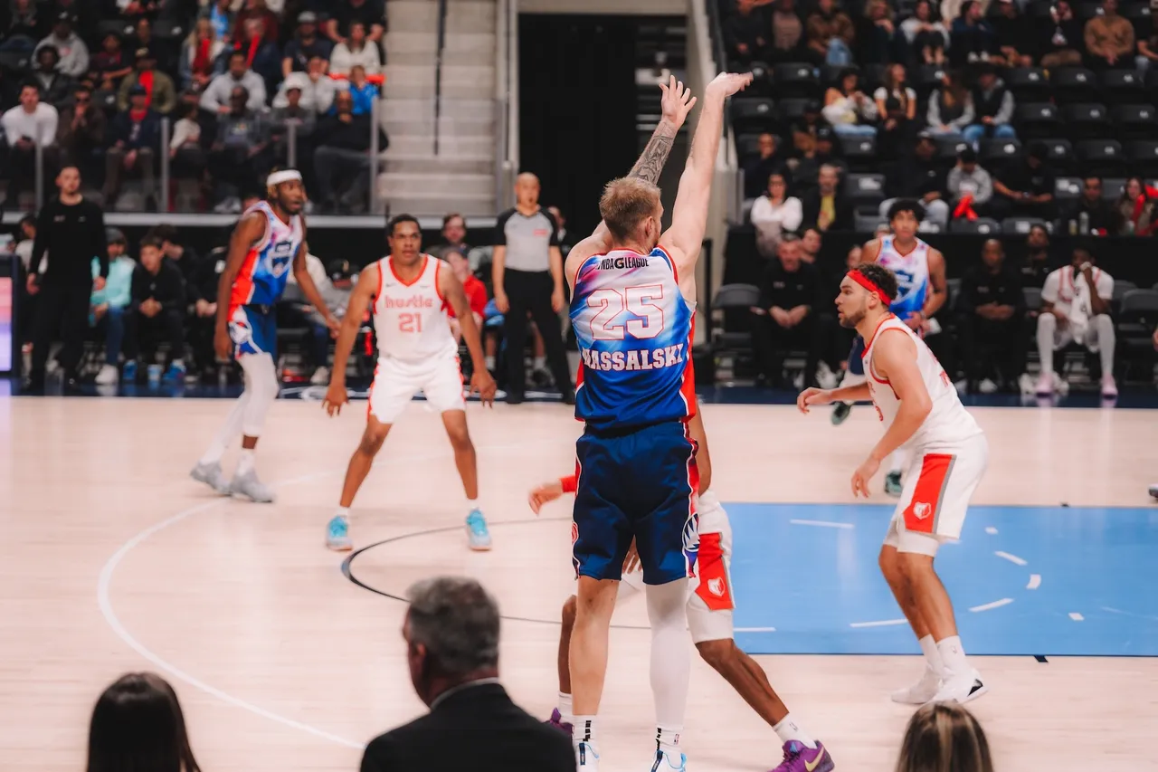 Yauhen Massalski (#19) playing for the San Diego Clippers