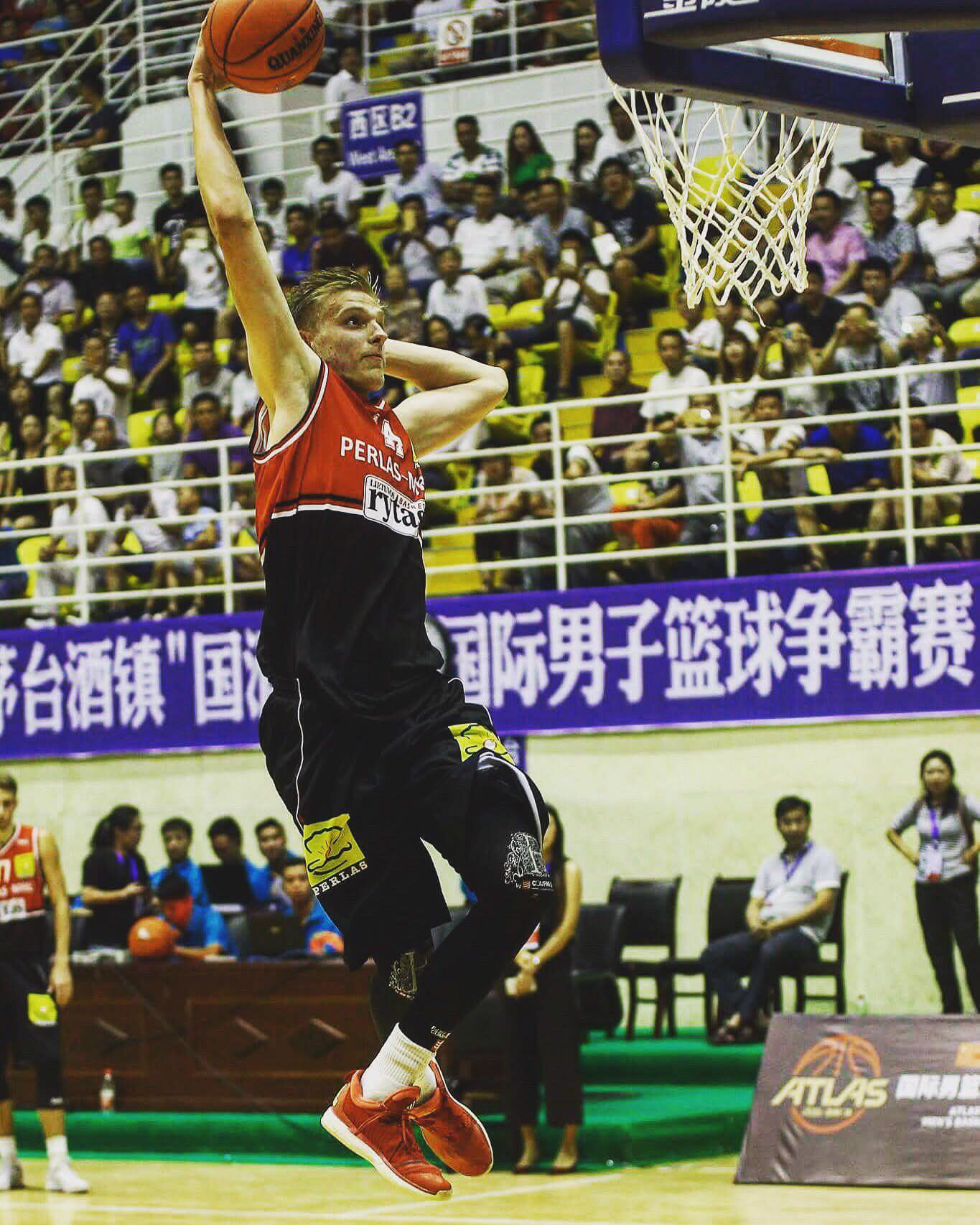 Yauhen dunking in Chinese tournament with Rytas